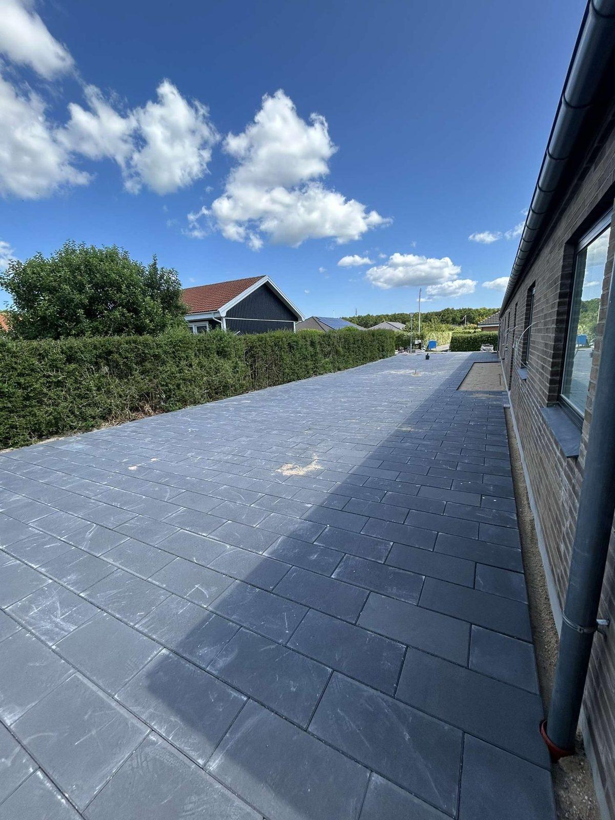Stor terrasse og belægning
